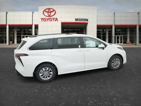 New 2026 Toyota Sienna XLE image 10