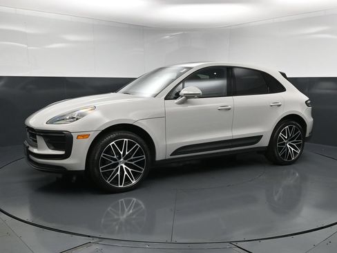 Certified 2025 Porsche Macan AWD/4WD image 1