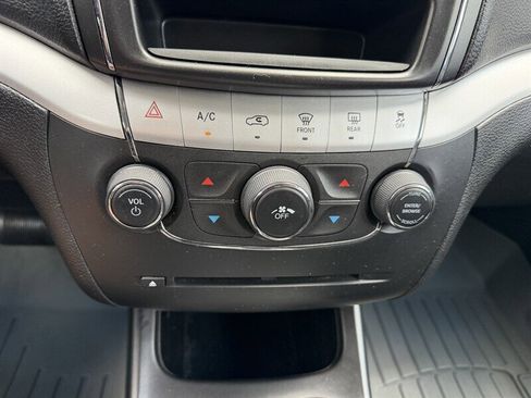 Used 2018 Dodge Journey SE w/ Connectivity Group FWD image 31