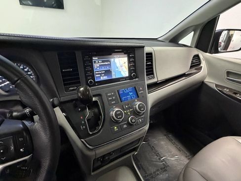 Used 2018 Toyota Sienna XLE Premium AWD/4WD image 34