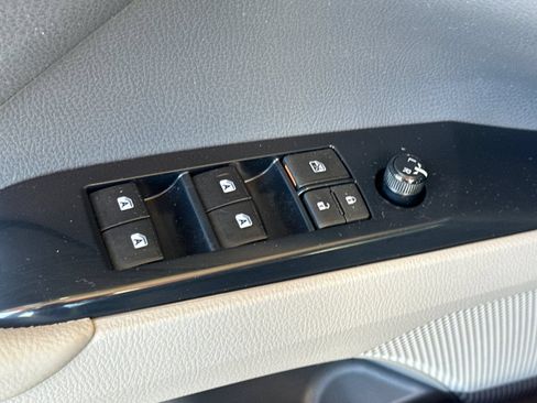 Used 2018 Toyota Camry LE FWD image 13