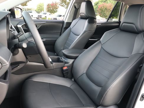 Used 2025 Toyota RAV4 XLE Premium FWD image 28