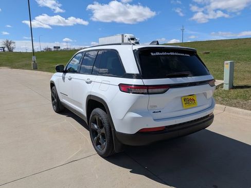 Used 2023 Jeep Grand Cherokee Altitude AWD/4WD image 5