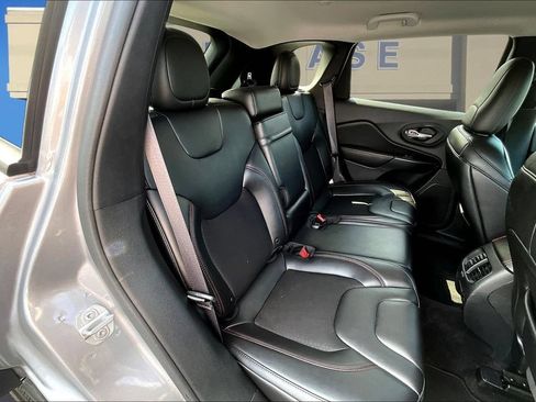 Used 2019 Jeep Cherokee Trailhawk w/ Cold Weather Group AWD/4WD image 27