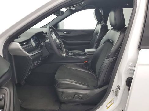 Used 2024 Jeep Grand Cherokee Altitude AWD/4WD image 17