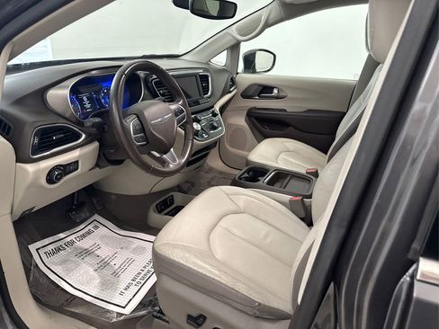 Used 2018 Chrysler Pacifica Touring-L FWD image 9