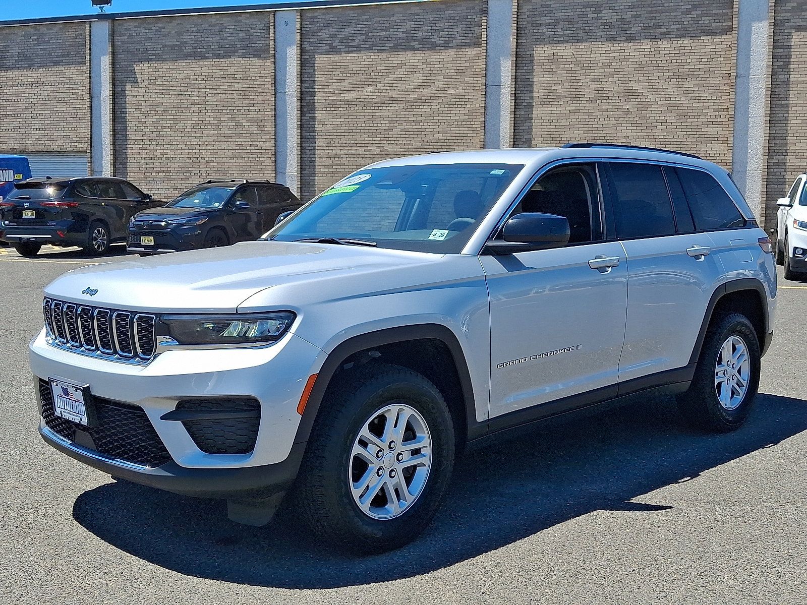 Used 2023 Jeep Grand Cherokee Laredo w/ Luxury Tech Group I AWD/4WD image 3