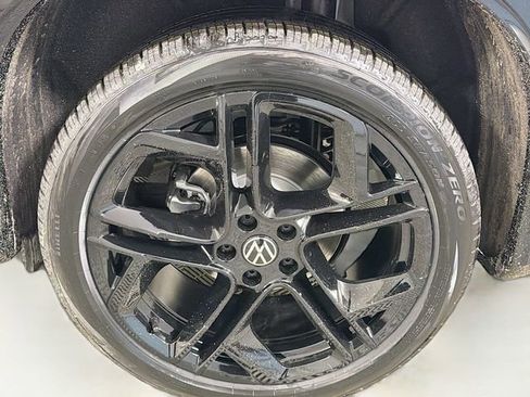 New 2026 Volkswagen Tiguan SE R-Line FWD image 32