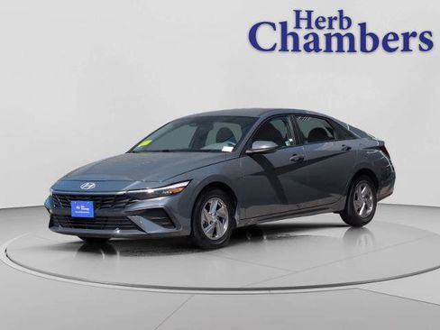 Used 2024 Hyundai Elantra SE FWD image 4