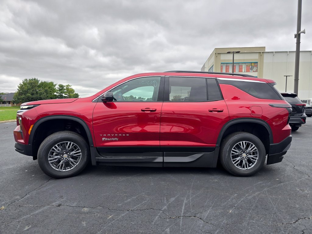 Used 2026 Chevrolet Traverse LT w/ Driver Confidence Package FWD image 5