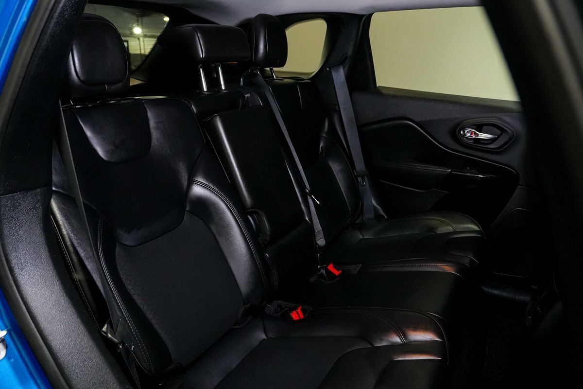Used 2020 Jeep Cherokee Latitude Plus FWD image 17