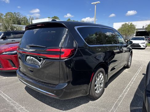 Used 2026 Chrysler Pacifica Select FWD image 2