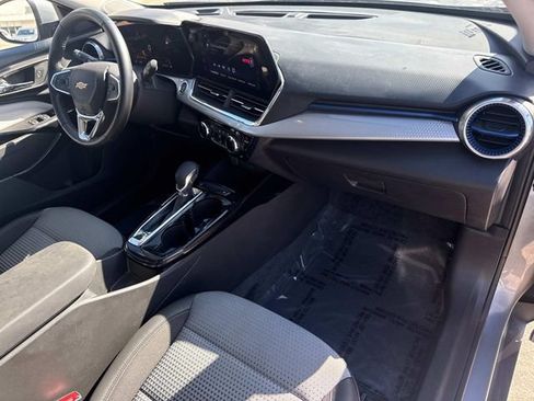 Used 2025 Chevrolet Trax LT w/ LT Convenience Package FWD image 19