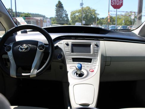 Used 2014 Toyota Prius Three w/ Solar Roof Package FWD image 9