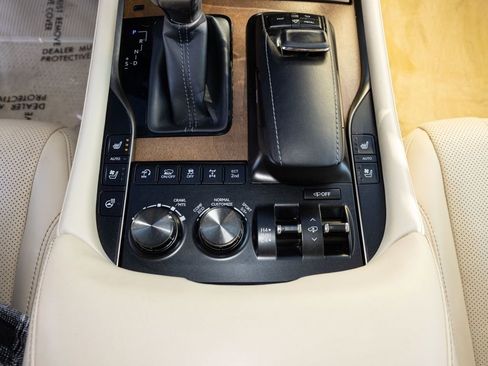 Used 2020 Lexus LX 570 4WD w/ Luxury Package image 38