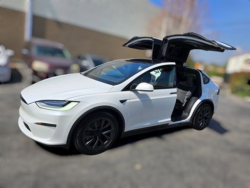 Used 2022 Tesla Model X image 3