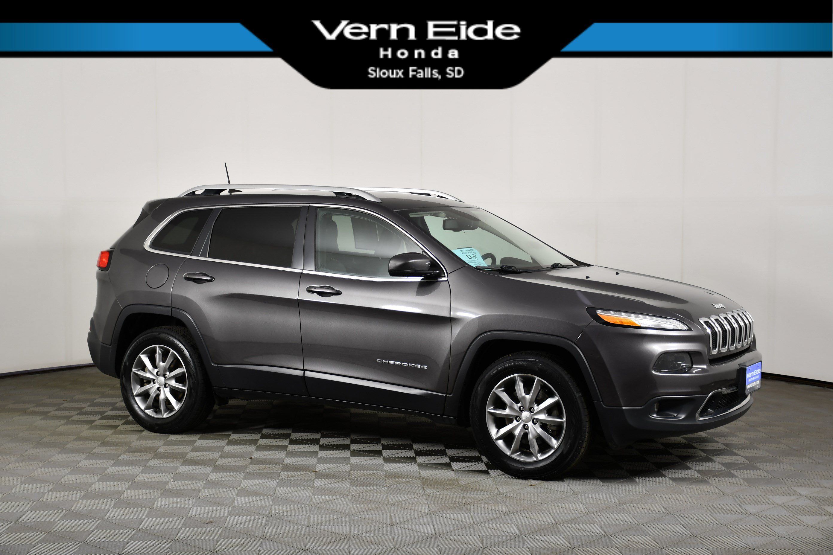 Used 2018 Jeep Cherokee Limited AWD/4WD image 1