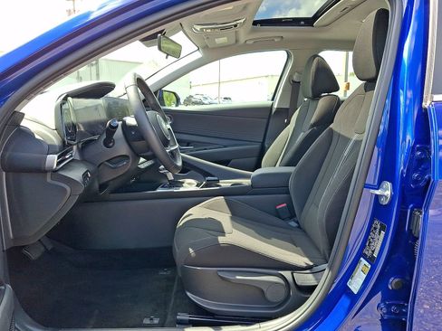 Certified 2025 Hyundai Elantra SEL FWD image 17