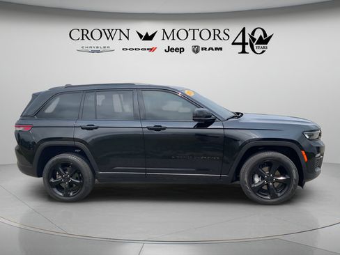 Used 2023 Jeep Grand Cherokee Limited w/ Black Appearance Package AWD/4WD image 4