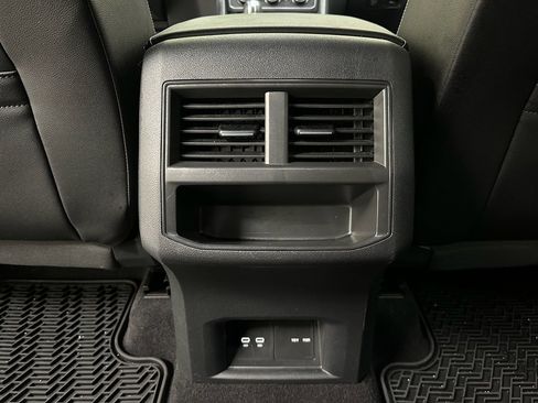 Used 2021 Volkswagen Atlas Cross Sport SE image 31