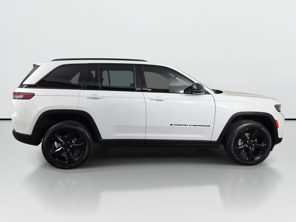 Used 2023 Jeep Grand Cherokee Altitude AWD/4WD image 7