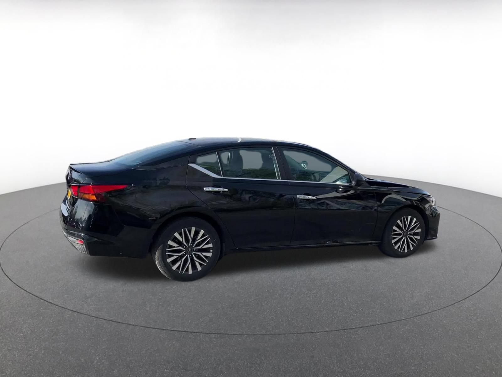 Used 2025 Nissan Altima 2.5 SV FWD image 14