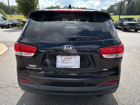 Used 2017 Kia Sorento FWD image 9
