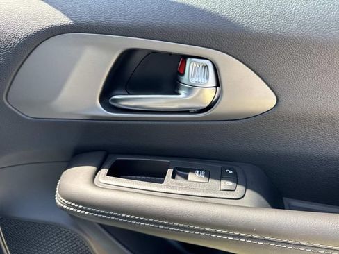 New 2027 Chrysler Pacifica Select AWD/4WD image 16