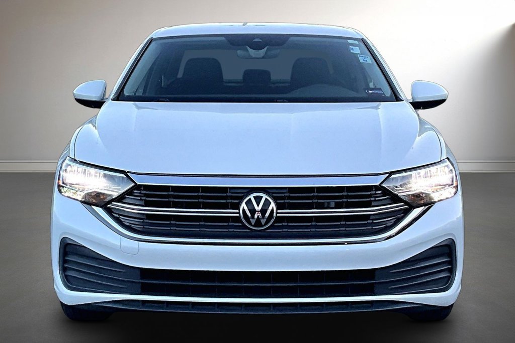 Used 2023 Volkswagen Jetta SE FWD image 2