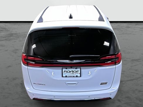 New 2026 Chrysler Pacifica Select image 3