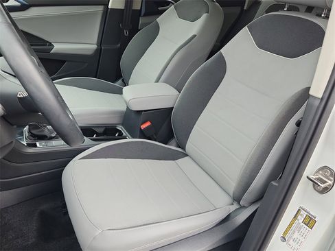 Used 2024 Volkswagen Taos SE w/ Panoramic Sunroof Package image 16