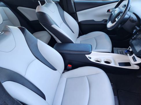 Used 2018 Toyota Prius Four image 16