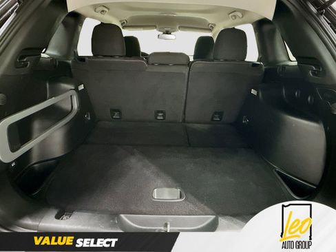 Used 2017 Jeep Cherokee Latitude w/ Cold Weather Group FWD image 25
