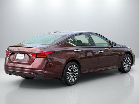 Used 2024 Nissan Altima 2.5 SV FWD image 7