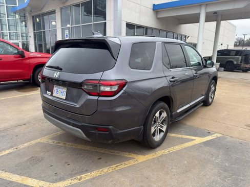 Used 2025 Honda Pilot EX-L image 3