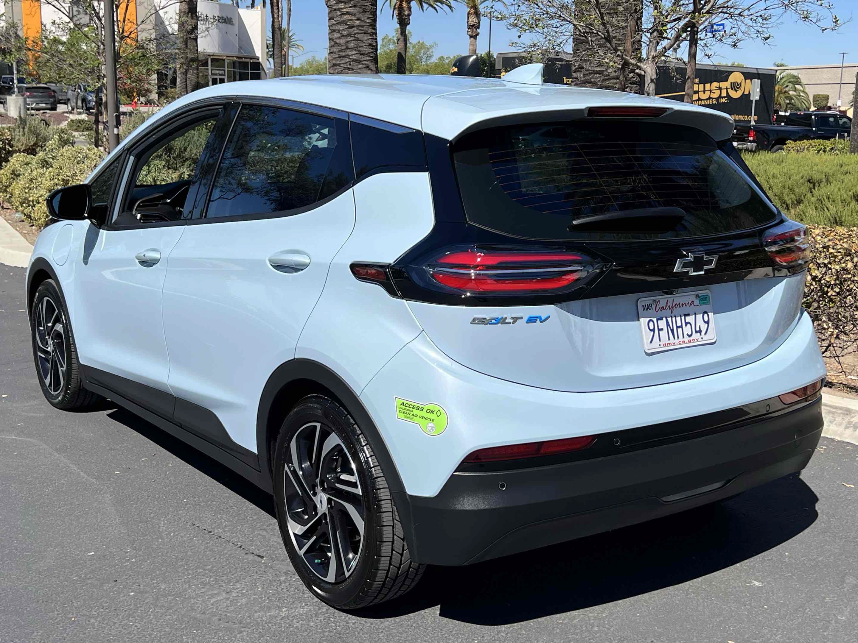 Used 2023 Chevrolet Bolt LT w/ Infotainment Package FWD image 2