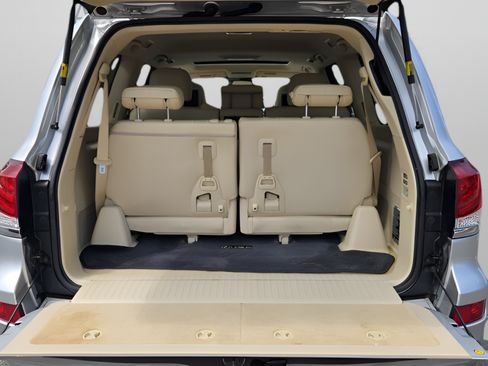 Used 2013 Lexus LX 570 4WD w/ Luxury Pkg image 29