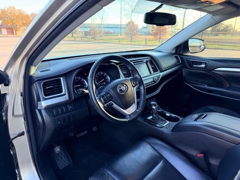 Used 2014 Toyota Highlander XLE image 18