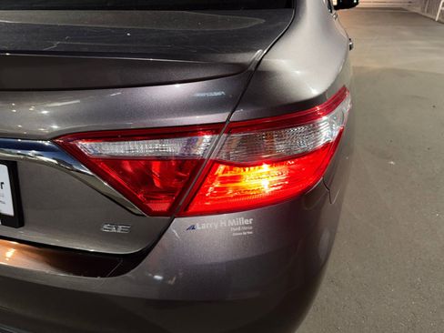 Used 2017 Toyota Camry SE w/ Moonroof Package FWD image 28