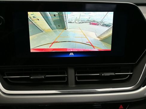 Used 2025 Chevrolet Trax LT FWD image 35
