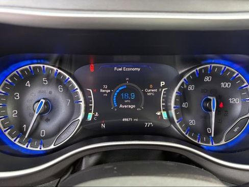 Used 2023 Chrysler Pacifica Touring-L image 7