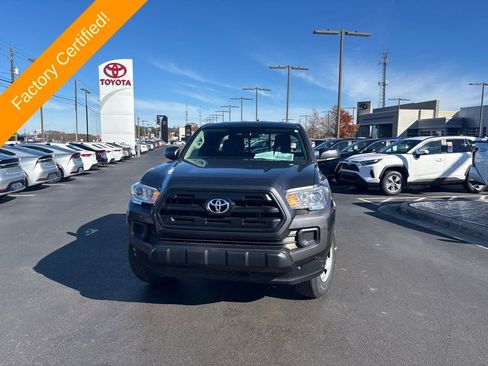 Used 2017 Toyota Tacoma SR image 8