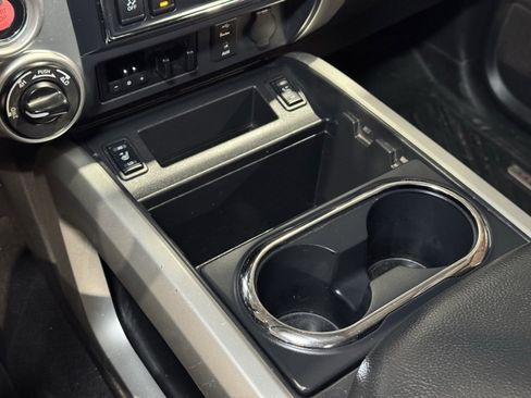Used 2018 Nissan Titan SV w/ SV Convenience Package image 25