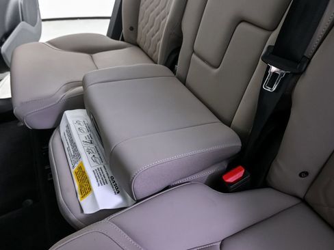 Used 2025 Volvo XC90 B5 Plus image 22