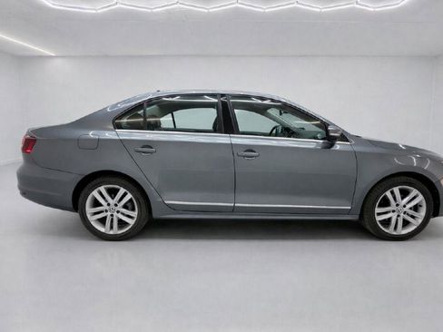 Used 2017 Volkswagen Jetta SEL image 2