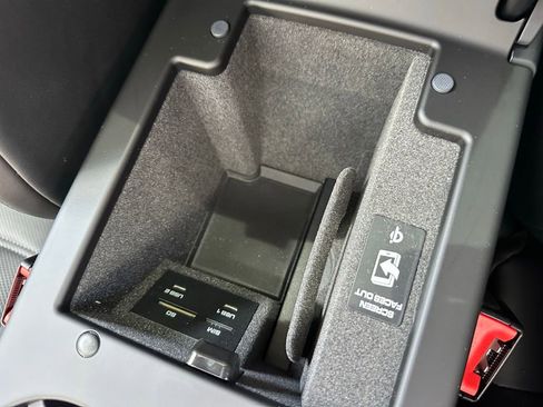 Used 2025 Porsche Macan image 29