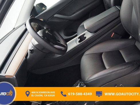 Used 2022 Tesla Model Y Performance image 9