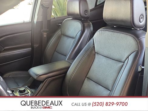 Used 2022 GMC Acadia SLT w/ Preferred Package FWD image 12