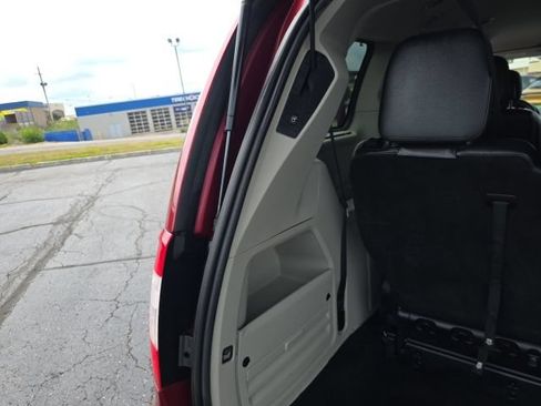 Used 2012 Chrysler Town & Country Touring-L w/ Entertainment Group #2 FWD image 34