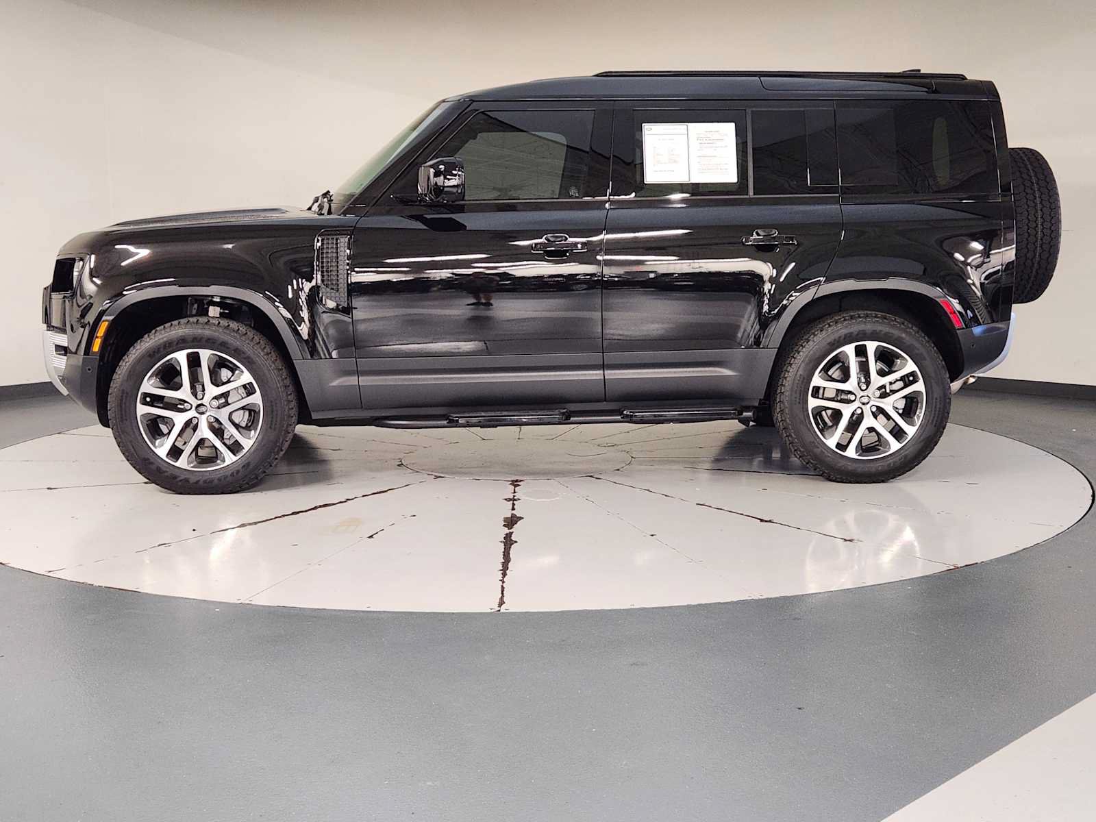 Used 2025 Land Rover Defender 110 S AWD/4WD image 5